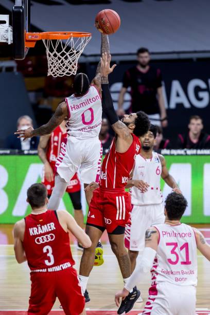 在冲冠的球 在冲冠的球